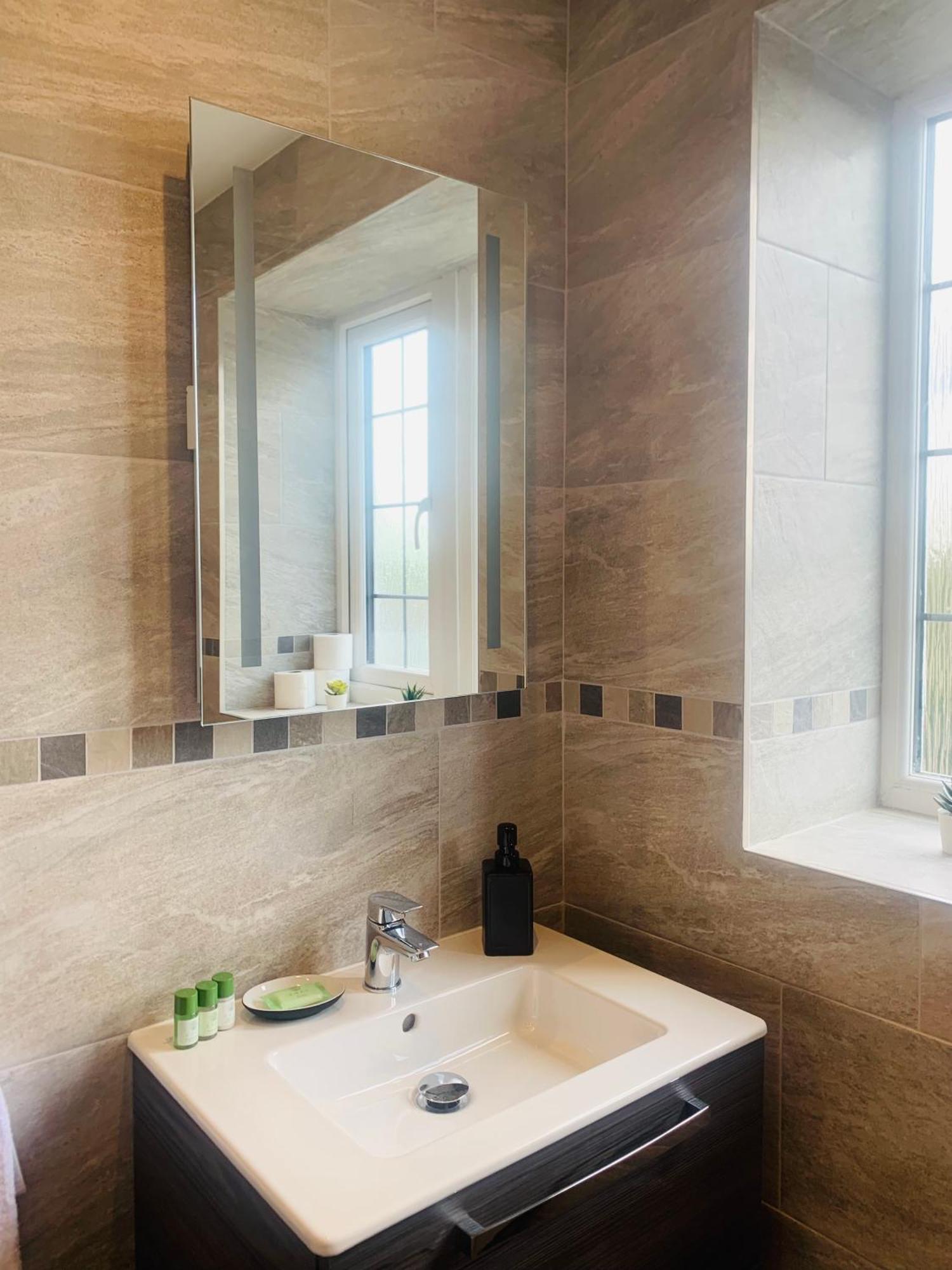 Newly Renovated, Modern 3 Bed Apartment Walmersley Luaran gambar